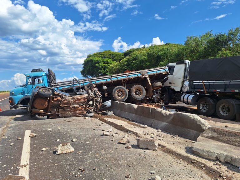 Acidente com três veículos deixa cinco feridos na rodovia SP-270