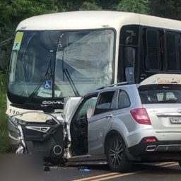 Motorista morre após bater carro de frente com ônibus em vicinal na região