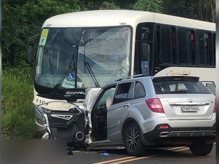 Motorista morre após bater carro de frente com ônibus em vicinal na região