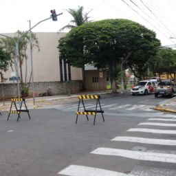 Ruas de Garça são interditadas por vazamento de óleo de veículo da administração