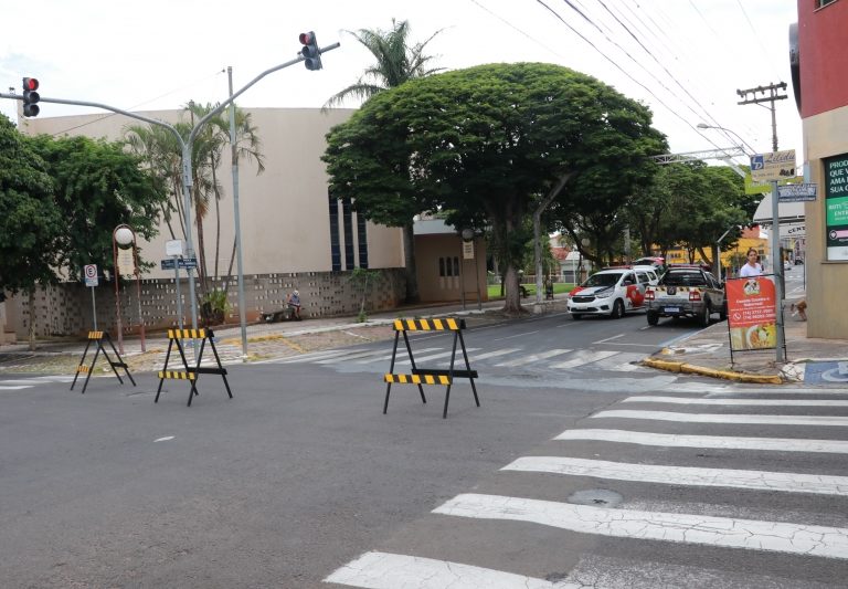 Ruas de Garça são interditadas por vazamento de óleo de veículo da administração