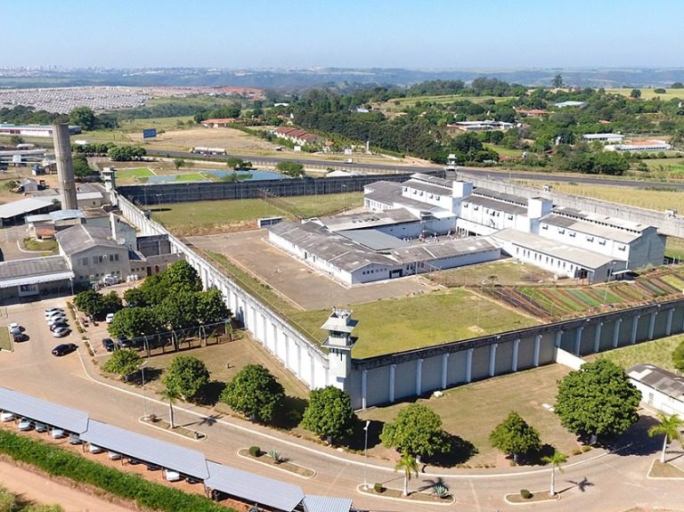 Detento faz buraco em parede da Penitenciária de Marília e foge; polícia faz buscas