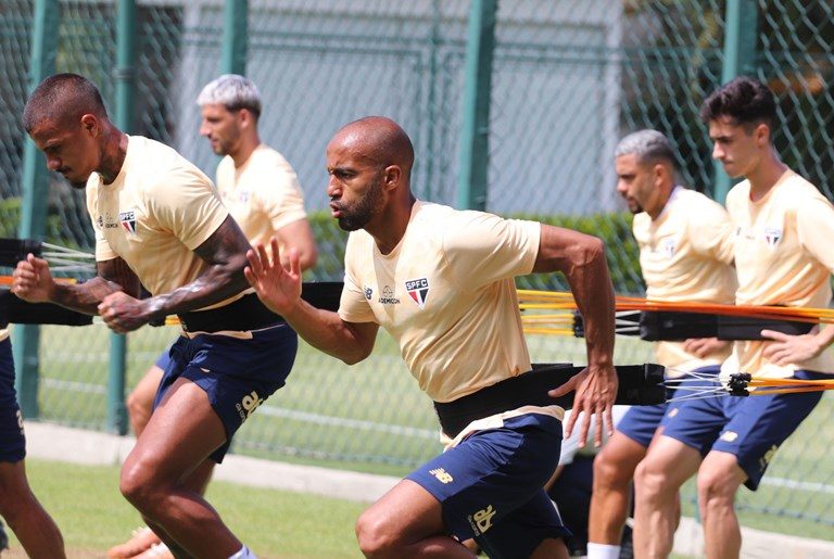 Elenco do São Paulo treina no CT da Barra Funda na reta final da pré-temporada