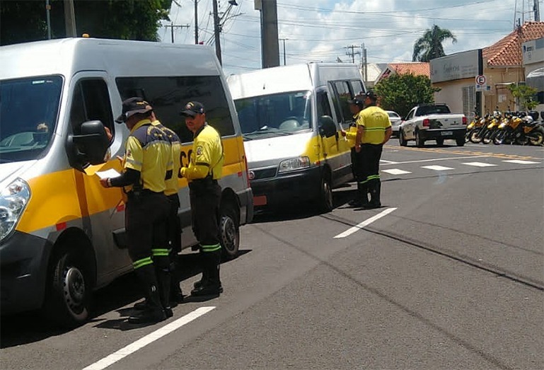 Emdurb realiza orientações a proprietários e condutores de veículos escolares sobre segurança