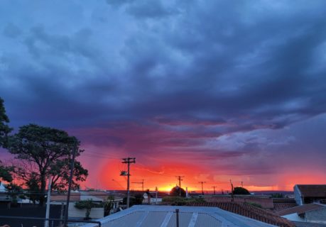 <p>Pôr do sol registrado no fim da tarde desta quinta-feira em Marília (Foto: Amanda Brandão)</p>
