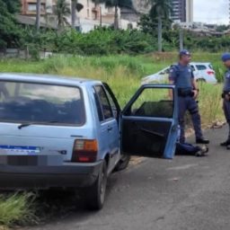 Dupla é flagrada com veículo furtado no Fragata