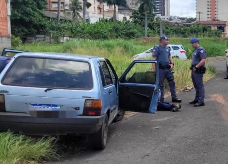 Dupla é flagrada com veículo furtado no Fragata