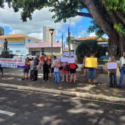 Após protestos, Prefeitura paga servidores da ativa e começa a pagar os aposentados