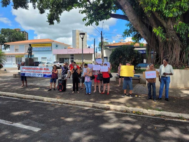 Após protestos, Prefeitura paga servidores da ativa e começa a pagar os aposentados