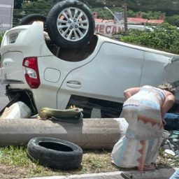 Carro bate contra poste e capota em avenida da zona norte de Marília
