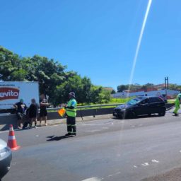 Automóvel tomba em acidente na Rodovia do Contorno em Marília