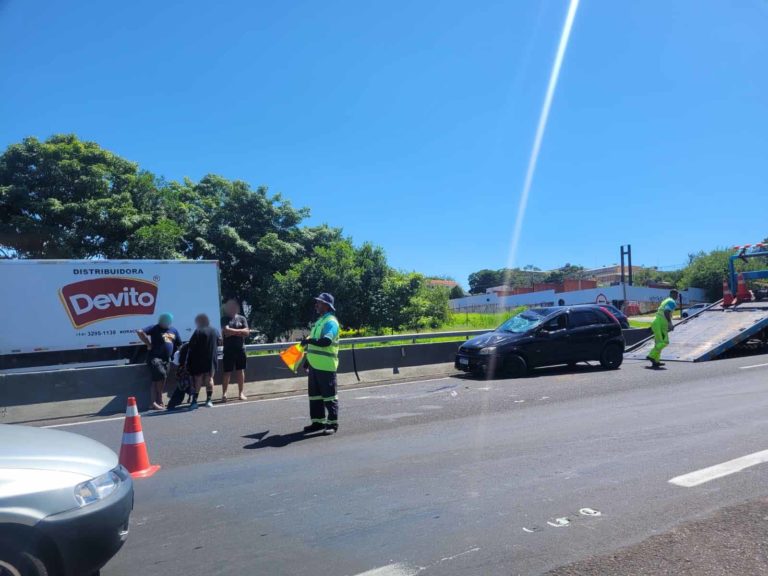 Automóvel tomba em acidente na Rodovia do Contorno em Marília