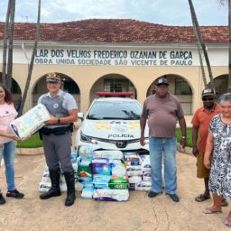 Mais de 600 fraldas geriátricas são entregues pela Polícia Militar Rodoviária