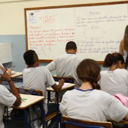 Bolsa do ensino médio será de R$ 200 por mês, com bônus de R$ 200 para Enem