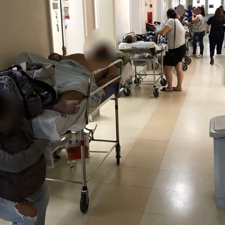 Fotos mostram pacientes em macas nos corredores do HC em Marília