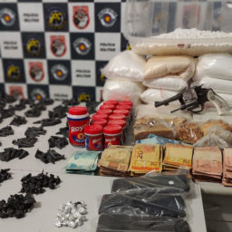 PM prende cinco com revólver, 21 quilos de drogas e R$ 23 mil