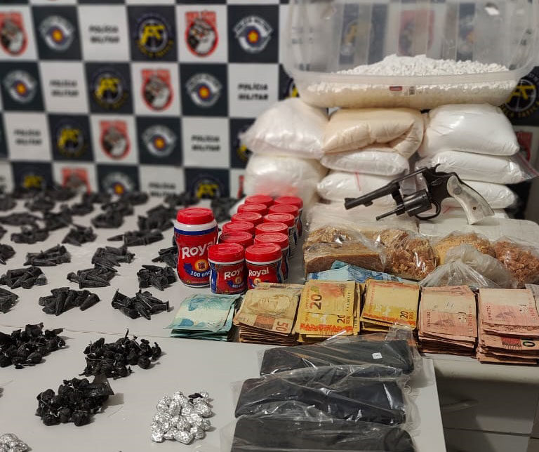 PM prende cinco com revólver, 21 quilos de drogas e R$ 23 mil