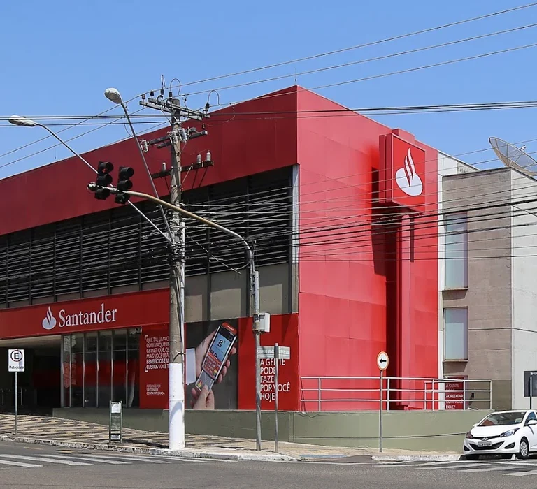 Santander lucra R$ 9,4 bilhões em 2023, 28% a menos que no ano anterior