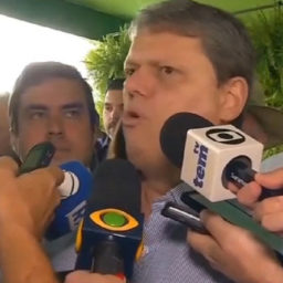 Estrutura cede e governador Tarcísio cai durante evento em Cândido Mota