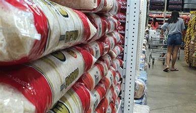 Inflação do arroz acelera e preço médio de 5 kg supera os R$ 25 nos mercados