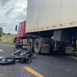 Motociclista é socorrido em estado grave após bater em traseira de caminhão