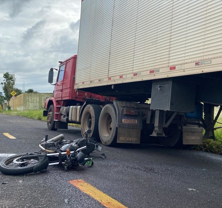 Motociclista é socorrido em estado grave após bater em traseira de caminhão