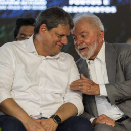 Tarcísio cita estreita relação com governo Lula e fala em carinho por Bolsonaro