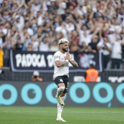 Com novo técnico, Corinthians joga bem, marca gol de pênalti e vence Portuguesa