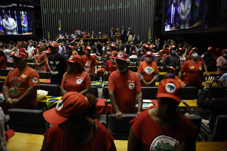 Salles é vaiado e chamado de golpista em sessão em homenagem ao MST