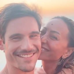 Sabrina Sato e Nicolas Prattes postam vídeos juntos dentro de piscina e expõem romance