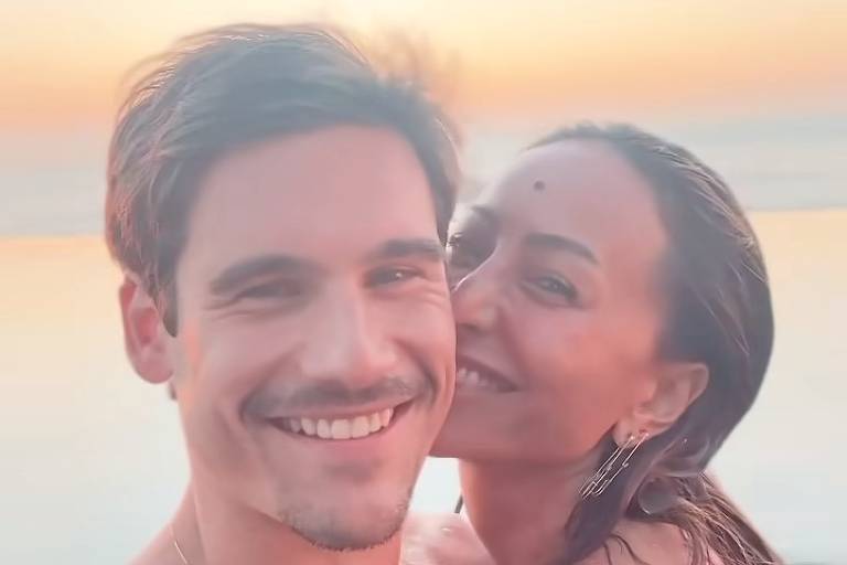 Sabrina Sato e Nicolas Prattes postam vídeos juntos dentro de piscina e expõem romance