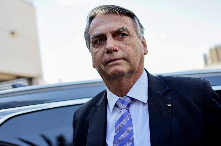 Bolsonaro é alvo de operação e PF dá 24h para entrega de passaporte