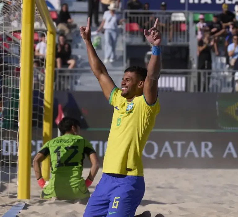 Mundial de Beach Soccer: Brasil goleia Japão para alcançar semifinal