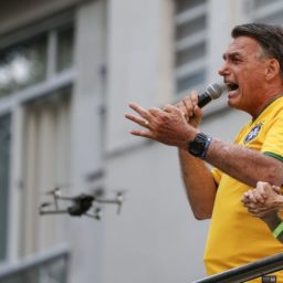 Bolsonaro reúne milhares na Paulista, nega trama golpista e fala em abuso de alguns