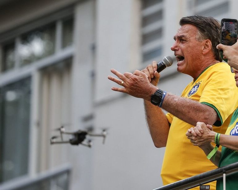 Bolsonaro reúne milhares na Paulista, nega trama golpista e fala em abuso de alguns