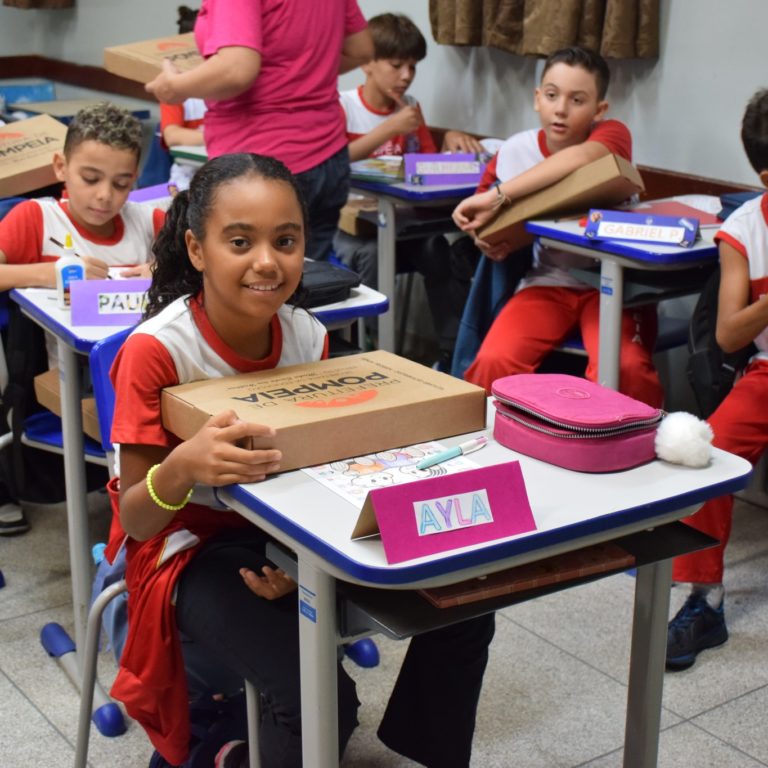 Alunos da rede municipal de Pompeia recebem kits escolares no primeiro dia de aula