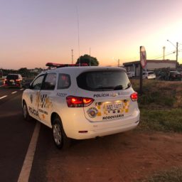 Motociclista fica ferido em acidente com carro na SP-333