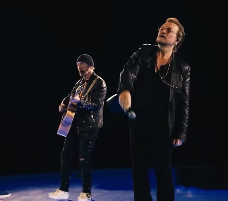 Bono interrompe show do U2 para pedir que público grite nome de Alexei Navalni