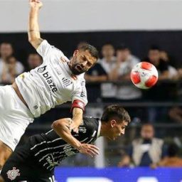 Santos vence sob olhares de Neymar e afunda Corinthians na crise