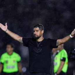 Corinthians goleia Botafogo, vence 2ª com António e cresce antes do Dérbi