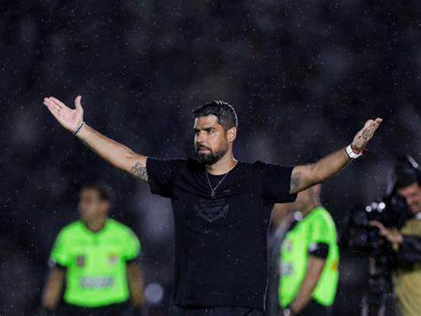 Corinthians goleia Botafogo, vence 2ª com António e cresce antes do Dérbi