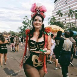 Hot pants e ombreiras devem dominar os looks no Carnaval 2024