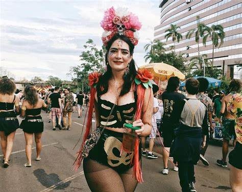 Hot pants e ombreiras devem dominar os looks no Carnaval 2024