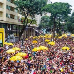 Carnaval de rua muda em São Paulo, e foliões priorizam atrações famosas