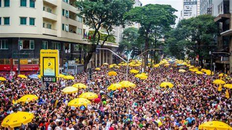 Carnaval de rua muda em São Paulo, e foliões priorizam atrações famosas