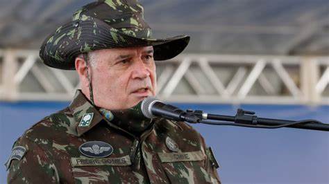 Ex-chefe do Exército foi criticado por bolsonaristas por submergir em reuniões