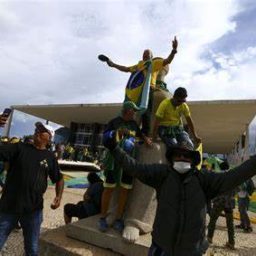 Plano golpista com Bolsonaro tinha frentes diversas e descoordenadas