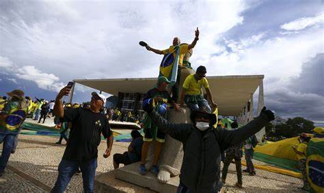 Plano golpista com Bolsonaro tinha frentes diversas e descoordenadas