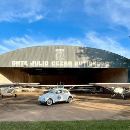 Aeroclube lança rifa de fusca para ajudar na reforma de aeronave de Santos Dumont