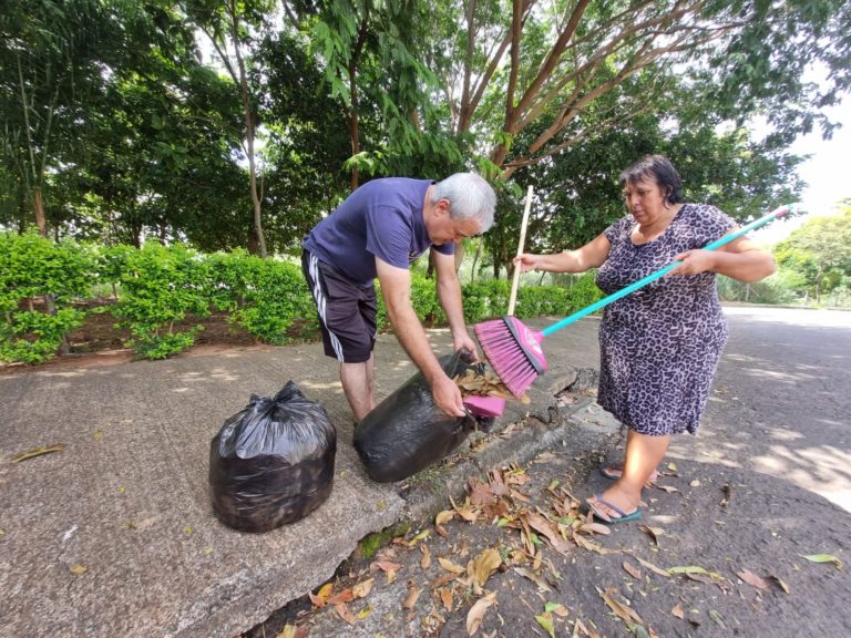 Casal da zona norte mantém área verde limpa e são exemplo para comunidade